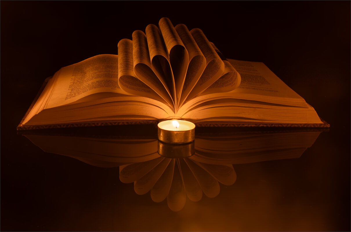 4S-SS-Book by Candlelight-001-Louise-Schnetler